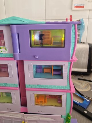 Pixel Chix Roomies Edificio / Casa