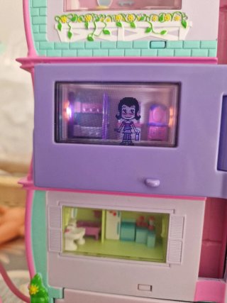 Pixel Chix Roomies Edificio / Casa