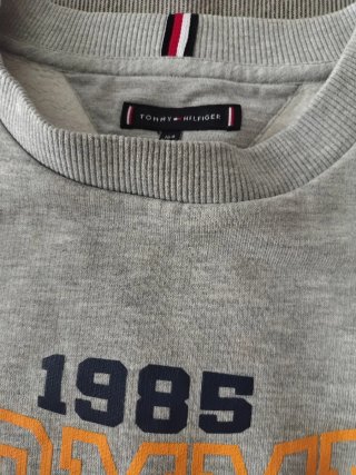 Sudadera Tommy Hilfiger Gris 1985, talla 14-16 año