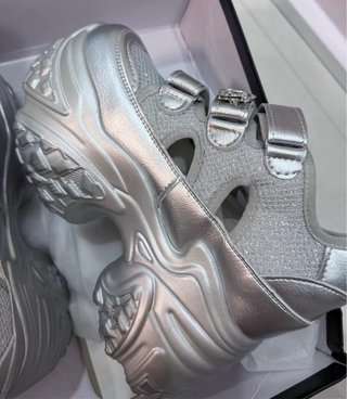 Sandalias deportivas Miu Miu plateadas
