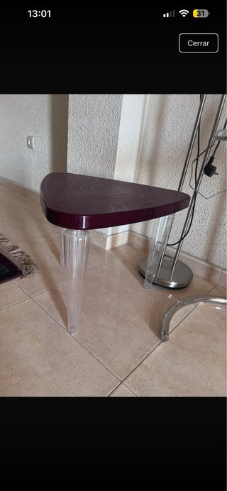 Mesa auxiliar triangular morada y transparente