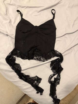 Crop top negro con encaje