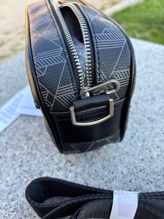 Bolso Lacoste Negro con Logo Geométrico