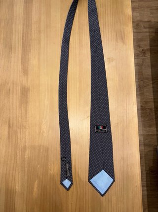 Corbata gris con microestampado de seda natural