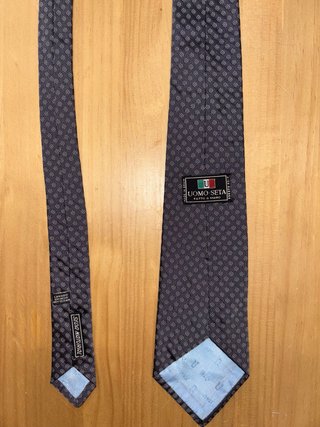 Corbata gris con microestampado de seda natural