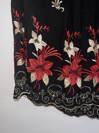Falda larga negra con bordado floral rojo