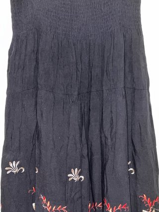 Falda larga negra con bordado floral rojo