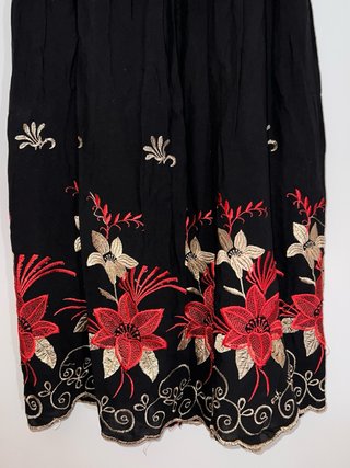 Falda larga negra con bordado floral rojo