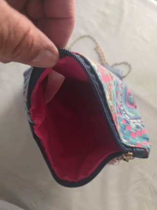 Bolso de mano con cadena y flecos