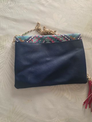 Bolso de mano con cadena y flecos