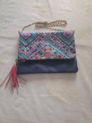 Bolso de mano con cadena y flecos