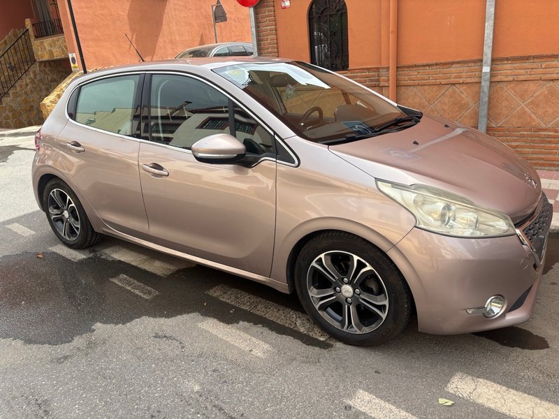 Peugeot 208 allure 2012 - foto 1