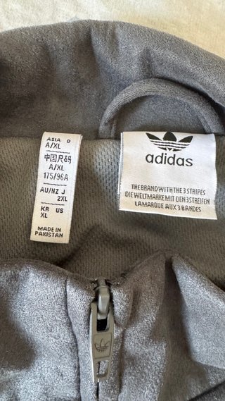 Chaqueta Adidas estilo chino gris