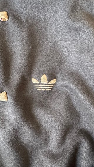 Chaqueta Adidas estilo chino gris