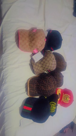Berretti Fendi e Gucci