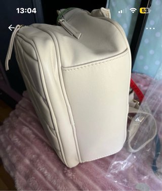 Mochila beige acolchada nueva