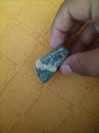 Piedra gris con veta blanca