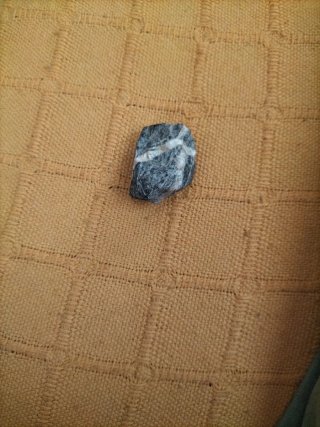 Piedra gris con veta blanca