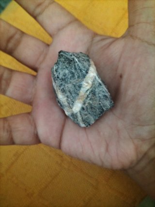 Piedra gris con veta blanca
