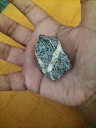 Piedra gris con veta blanca