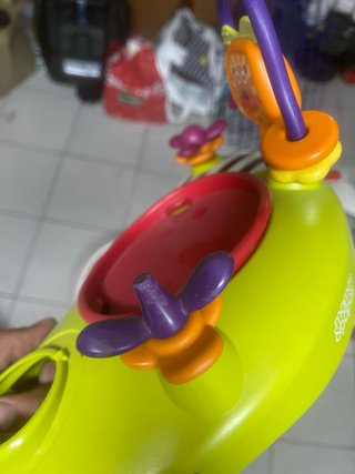 Asiento de suelo para bebé con bandeja