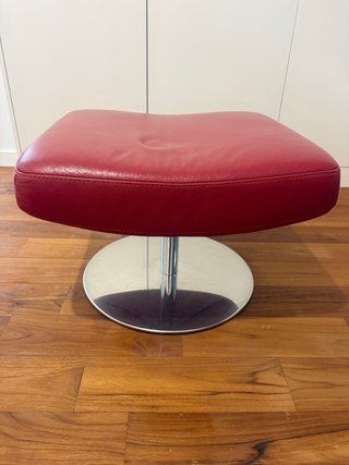 Poggiapiedi in pelle rossa e metallo