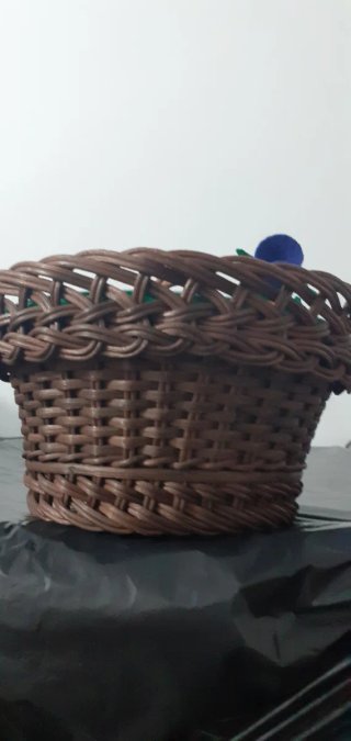 Costurero de mimbre y plástico verde