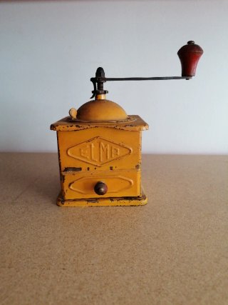 Molinillo de café manual antiguo