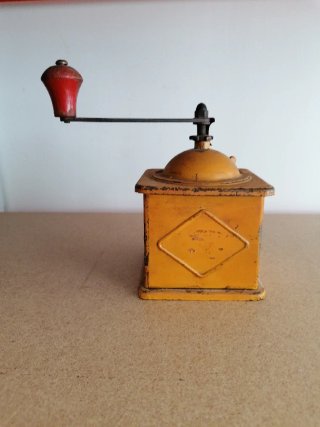 Molinillo de café manual antiguo