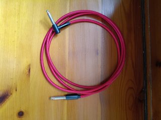 Accessori per strumenti musicali: corde Ernie Ball, cuffie Soundspire e cavo audio