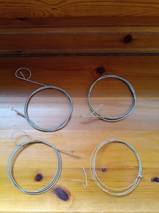 Accessori per strumenti musicali: corde Ernie Ball, cuffie Soundspire e cavo audio