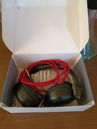 Accessori per strumenti musicali: corde Ernie Ball, cuffie Soundspire e cavo audio
