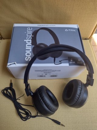 Accessori per strumenti musicali: corde Ernie Ball, cuffie Soundspire e cavo audio