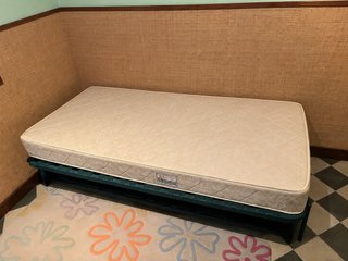 Cama nido individual con un colchón