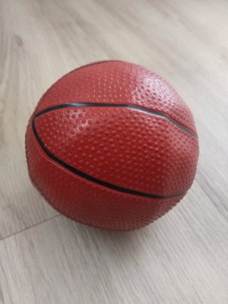 Canasta de baloncesto con pelota