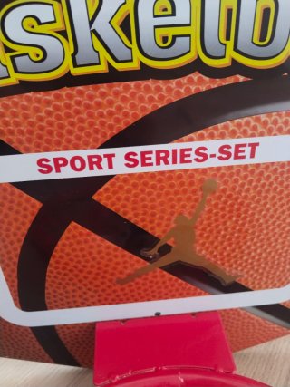 Canasta de baloncesto con pelota