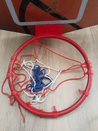 Canasta de baloncesto con pelota