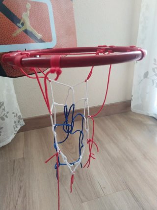 Canasta de baloncesto con pelota
