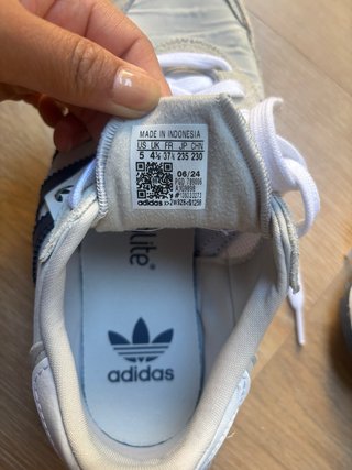 Zapatillas Adidas Beige y Blancas