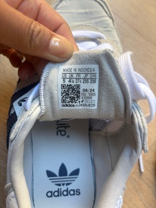 Zapatillas Adidas Beige y Blancas