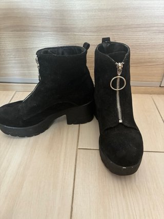 Botas negras con cremallera y plataforma