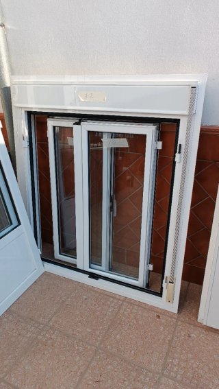 Ventana blanca aluminio abatible con persiana