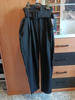 Pantalón de pinzas negro con cinturón