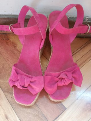 Sandalias rosas con lazo