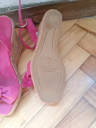 Sandalias rosas con lazo
