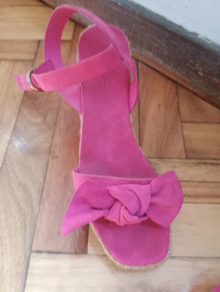 Sandalias rosas con lazo