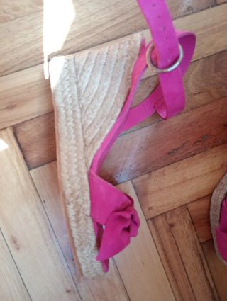Sandalias rosas con lazo