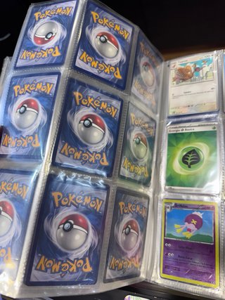 Lote Pokémon: Álbumes y Cartas unas 1000