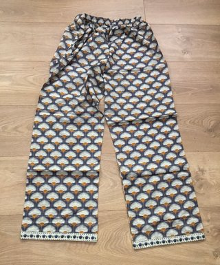 Vestido tradicional paquistaní con pantalones