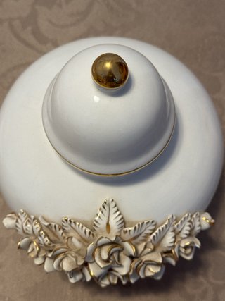Jarrón porcelana blanco flores doradas tapa